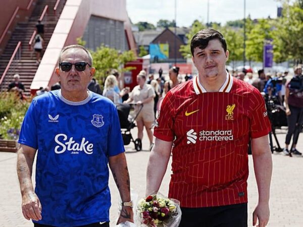 Новини спорту - Фанат Евертона вшанував пам’ять гравця Ліверпуля