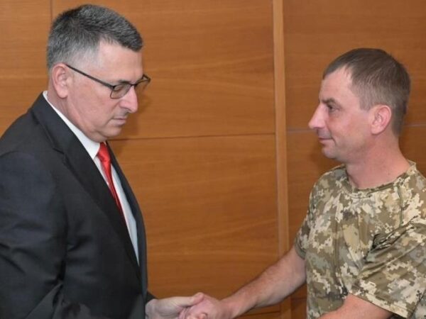 Новини України - Глава МЗС Ізраїлю зустрівся з бійцем ЗСУ, що втратив сім'ю через удар Ірану