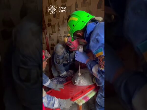 Рятувальники крок за кроком розбирали бетонні уламки квартири, під якими опинився постраждалий