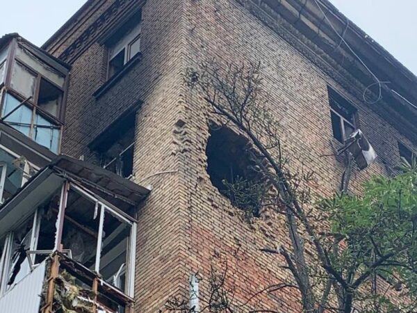 Новини Києва - Київ після атаки: у стіні будинку величезна діра