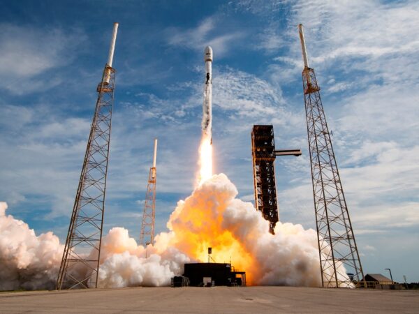 Технології - Компанія SpaceX запустила у космос два супутники зв’язку