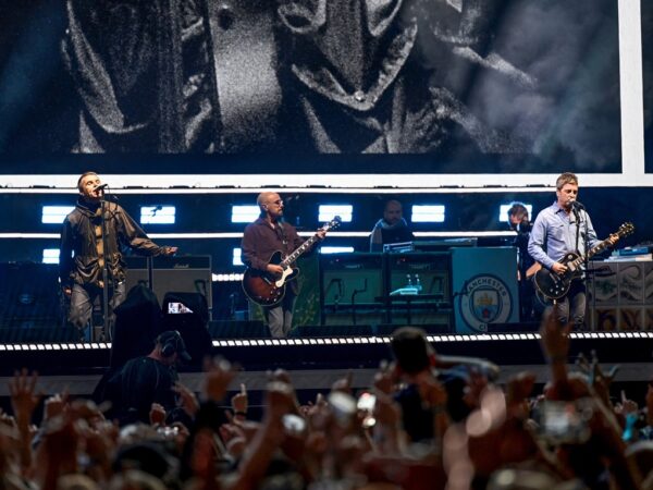 Без категорії - Легендарний гурт Oasis вперше за 16 років вийшов на сцену разом