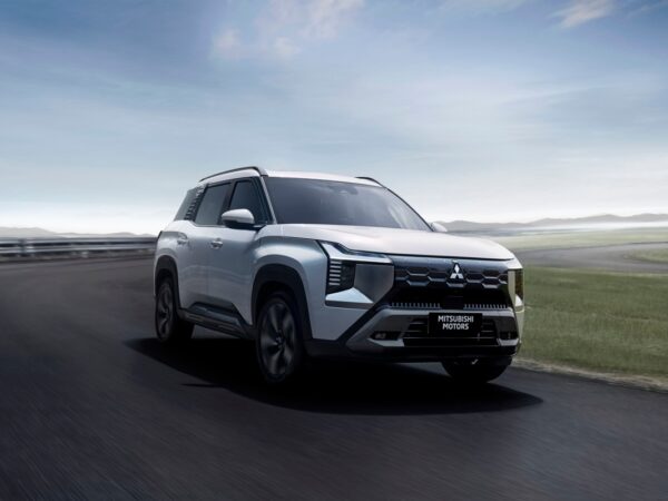 Авто новини - Mitsubishi представила трирядний позашляховик Destinator