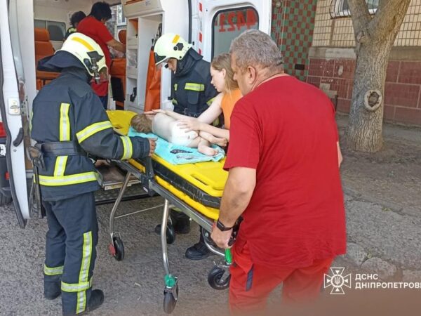 Новини України - На Дніпропетровщині дворічна дитина випала з четвертого поверху