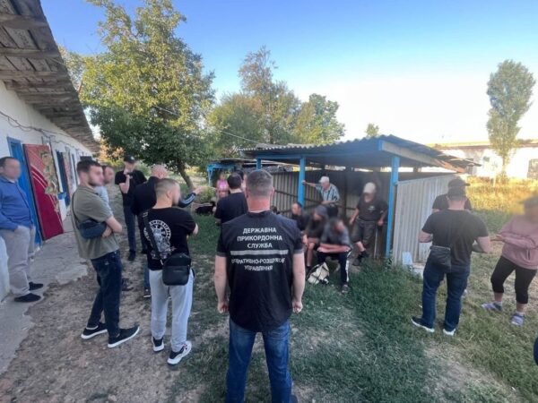 Новини України - На Дніпропетровщині затримали банду, яка тримала у рабстві 16 осіб