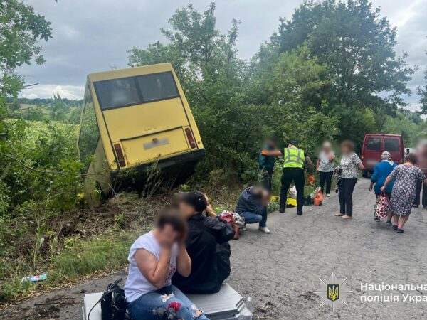 Новини України - На Вінниччині автобус з пасажирами злетів у кювет