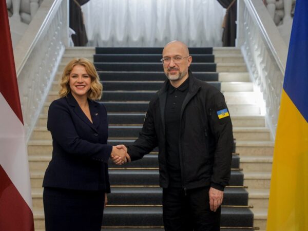 Новини України - Перша партія БТР уже прибула в Україну - прем’єр Латвії