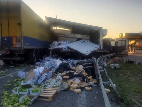 Новини України - Під Києвом сталась ДТП за участі двох вантажівок: утворився затор