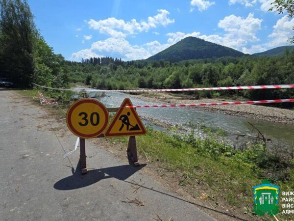 Новини України - Повінь частково зруйнувала дамбу на Буковині