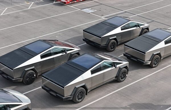 Авто новини - Продажі Tesla Cybertruck впали до п'яти тисяч за квартал