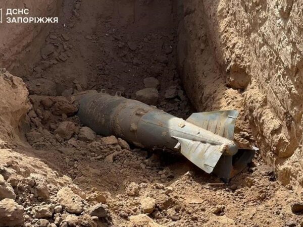 Новини України - Росіяни скинули бомбу на пам'ятник льотчику на Запоріжжі - соцмережі