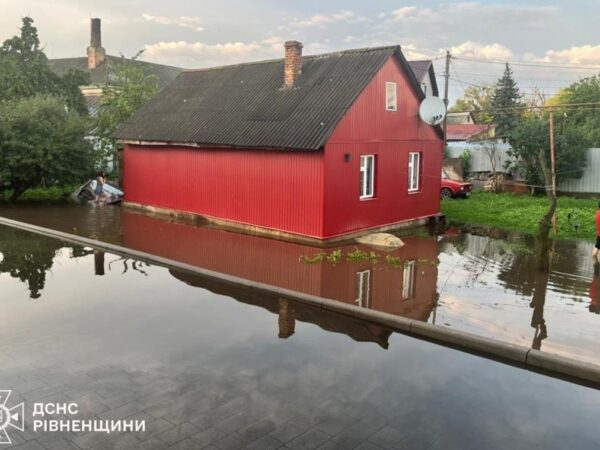Новини України - Рятувальники ліквідують наслідки негоди в п'яти областях