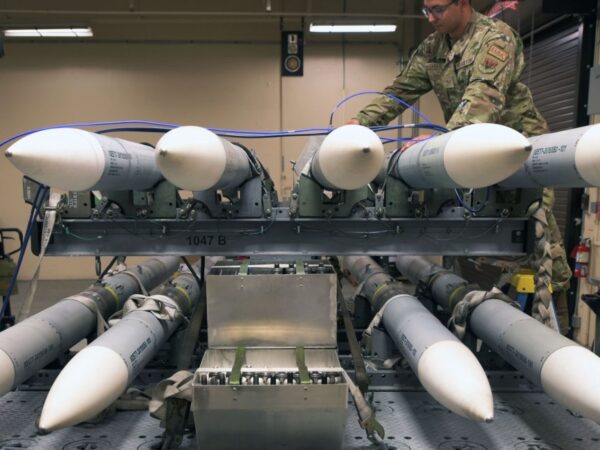 Новини світу - США знову зупинили допомогу Україні: що далі