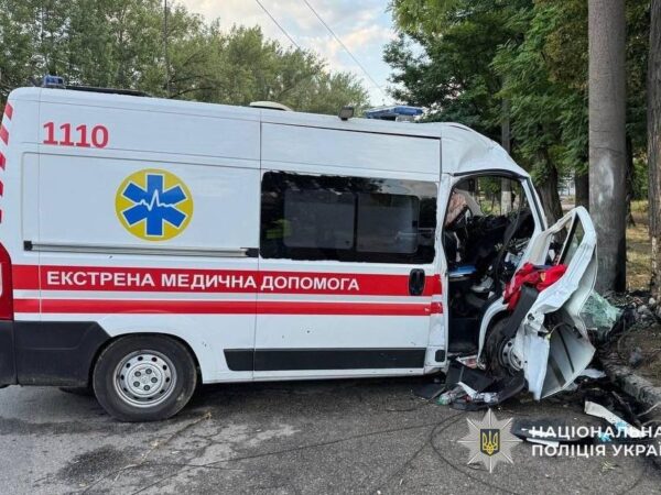Новини України - У Дніпрі "швидка" врізалась у стовп, загинув медик