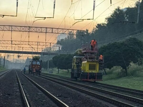 Новини Києва - У Києві через нічну атаку пошкоджено залізницю: потяги затримуються