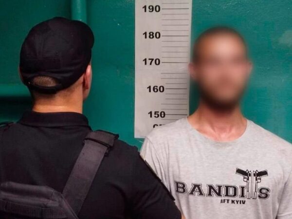 Новини Києва - У Києві чоловік п’яним на спір катався між вагонами метро