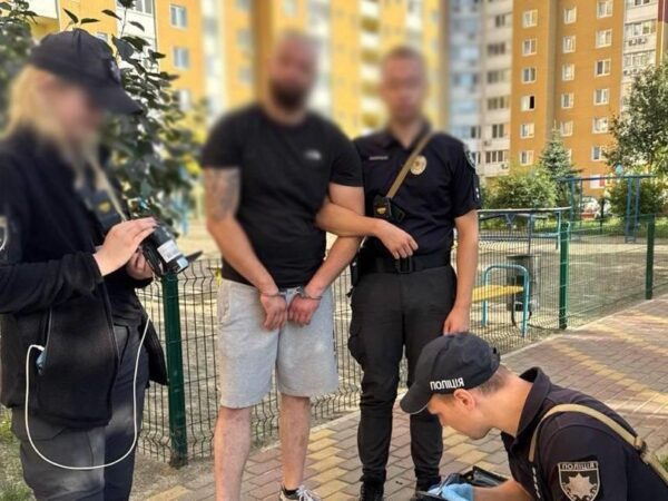 Новини Києва - У Києві чоловік стріляв по авто у дворі будинку