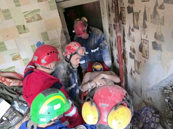 Новини України - У Києві дістали чоловіка з-під завалів будинку
