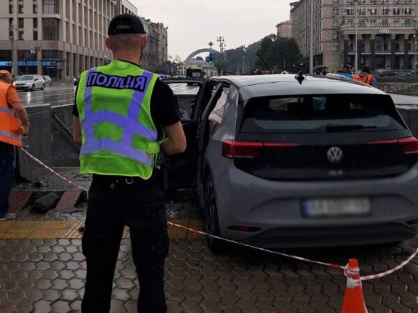 Новини Києва - У Києві електромобіль влетів у підземний перехід, водія госпіталізовано
