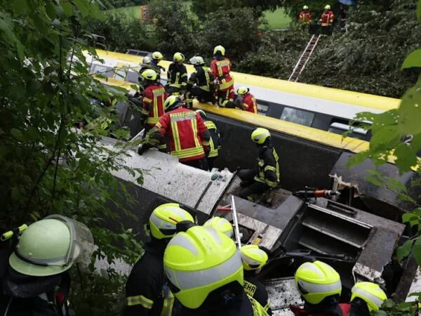 Новини світу - У Німеччині з рейок зійшов потяг: є загиблі