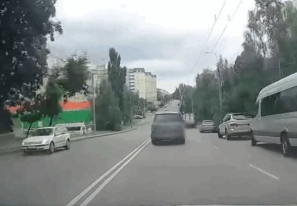 Новини України - У Рівному п'яний водій врізався в магазин, тікаючи від патрульних