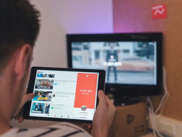Технології - YouTube вводить жорсткіші правила монетизації