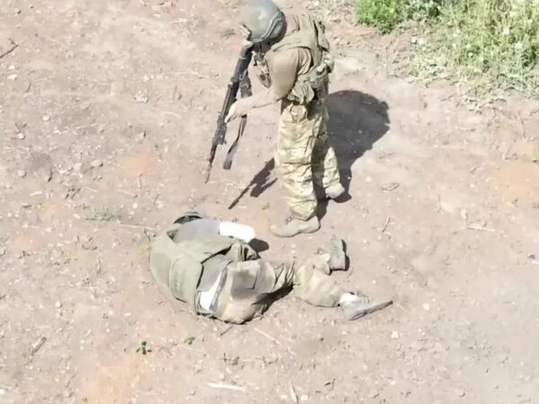 Новини України - З'явилось відео, як військовий РФ убив пораненого