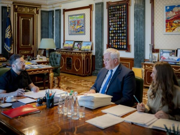 Новини України - Зеленський призначив 16 нових послів України