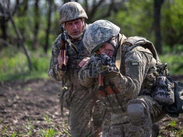 Новини України - Зеленський схвалив військові контракти 60+