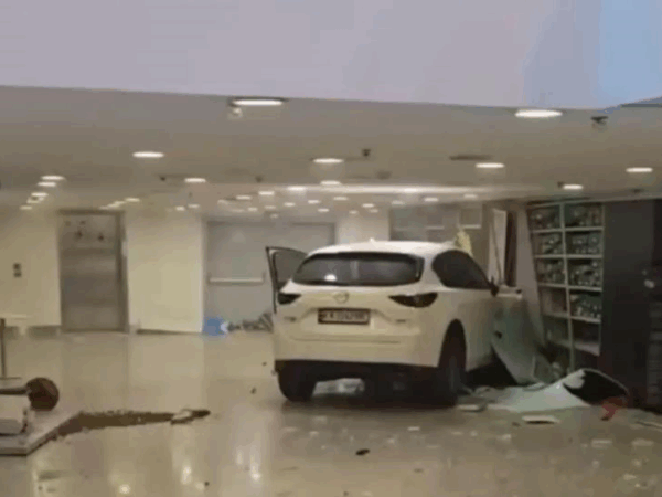 Новини Києва - Автомобіль влетів у ТРЦ Ocean Plaza в Києві