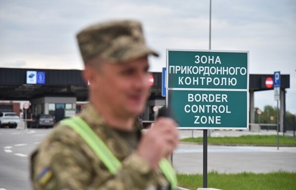 Новини України - Для молодих українців спростять перетин кордону