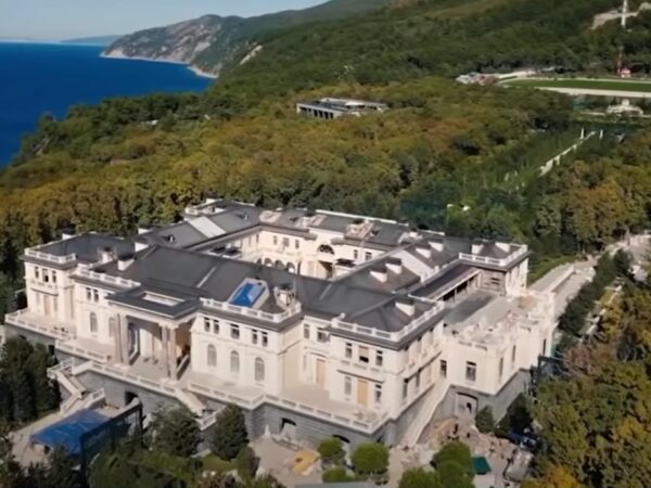 Новини світу - Дрони підпалили ліс під палацом Путіна - ЗМІ