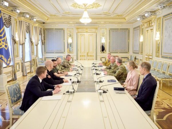 Новини України - Президент зустрівся з командуванням армії Британії