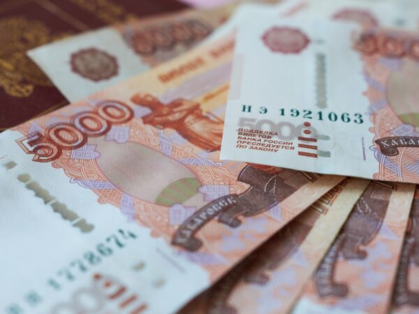 Новини бізнесу - Росіяни масово виносять готівку з банків через перебої з інтернетом