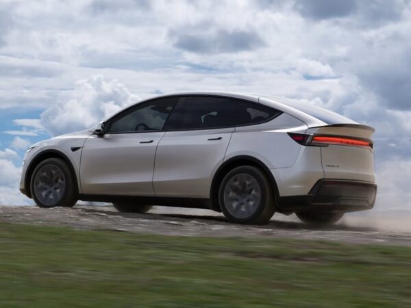 Авто новини - Tesla представила шестимісну версію Model Y у Китаї