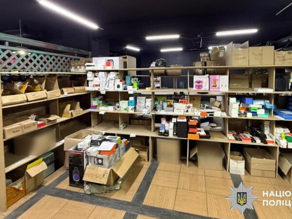Новини України - У Дніпрі викрили схему продажу фейкових гаджетів відомого бренду
