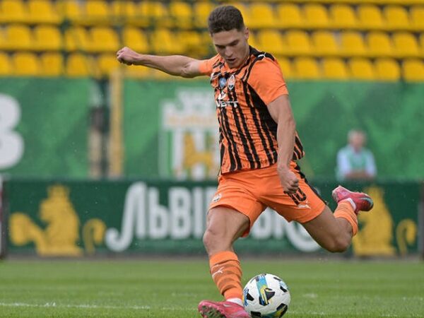 Новини спорту - У матчі Шахтаря з Вересом ровенські фани поспівчували втраті батька гравцем