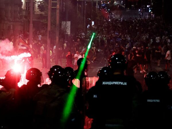 Новини світу - У Сербії протестувальники підпалили офіс партії Вучича