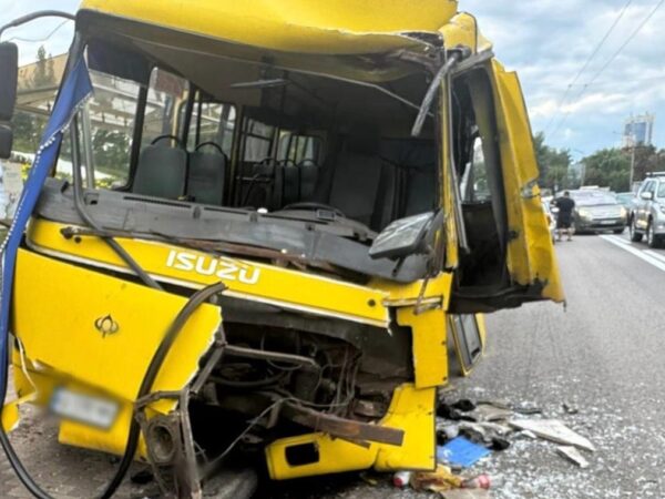 Новини Києва - В Києві маршрутка врізалася в автобус на зупинці