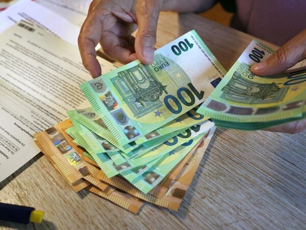 Новини бізнесу - В Україну вперше ввезли більше готівкових євро ніж доларів