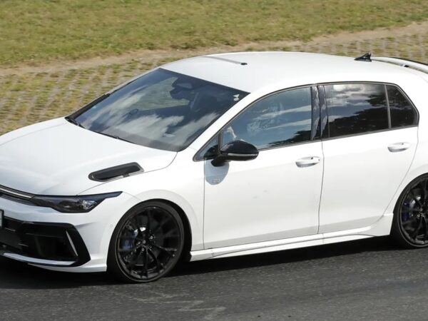 Авто новини - Volkswagen готує найпотужніший Golf R з мотором від Audi RS3
