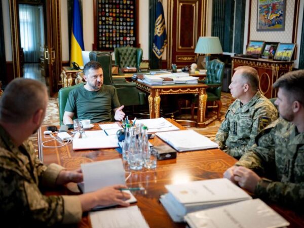 Новини України - Зеленський обговорив з військовими резерви для ЗСУ