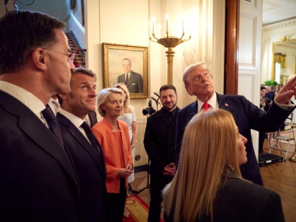 Новини світу - Зеленський передав Трампу ключку для гри у гольф від українського воїна