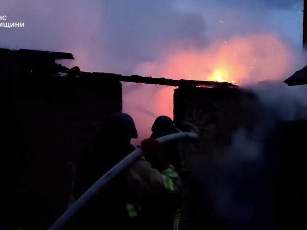Сумщина: рятувальники ліквідували пожежу в житловому секторі, спричинену черговою російською атакою
