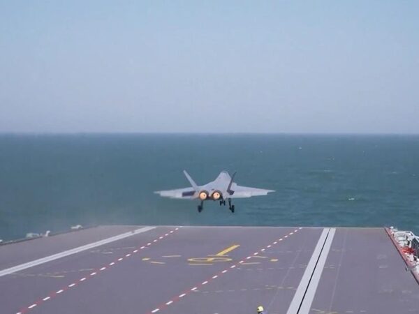 Новини світу - Китай уперше показав зліт винищувача J-15T з авіаносця Фуцзянь