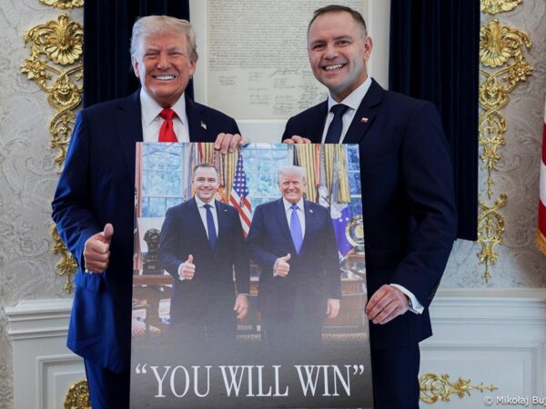 Новини світу - Навроцький показав подарунок, який отримав від Трампа