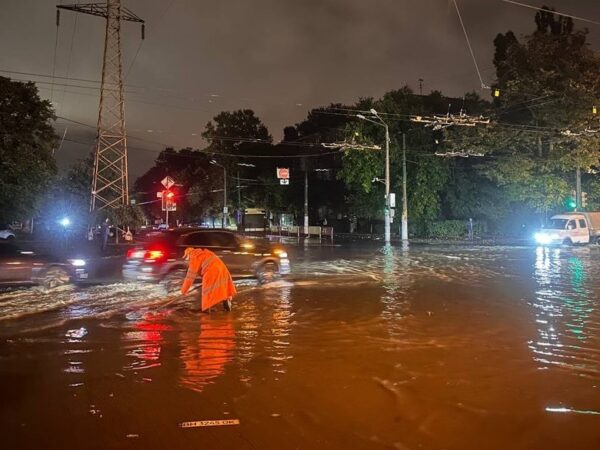 Новини України - Негода в Одесі: вулиці підтоплені, водолази шукають зниклу людину
