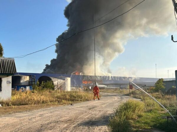 Новини України - Під Києвом горить логістичний центр піля атаки РФ