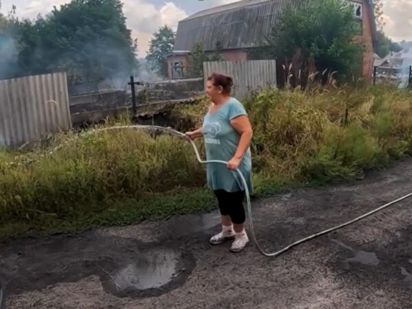 Новини України - Поліціянти показали евакуацію з палаючої Ярової