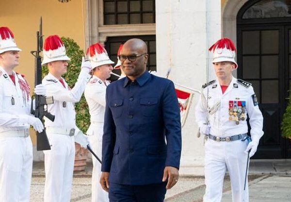 Новини світу - Посла ПАР знайшли мертвим під готелем в Парижі